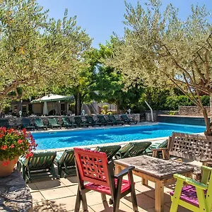 https://lescarbille.hotels-rhonealpes.com